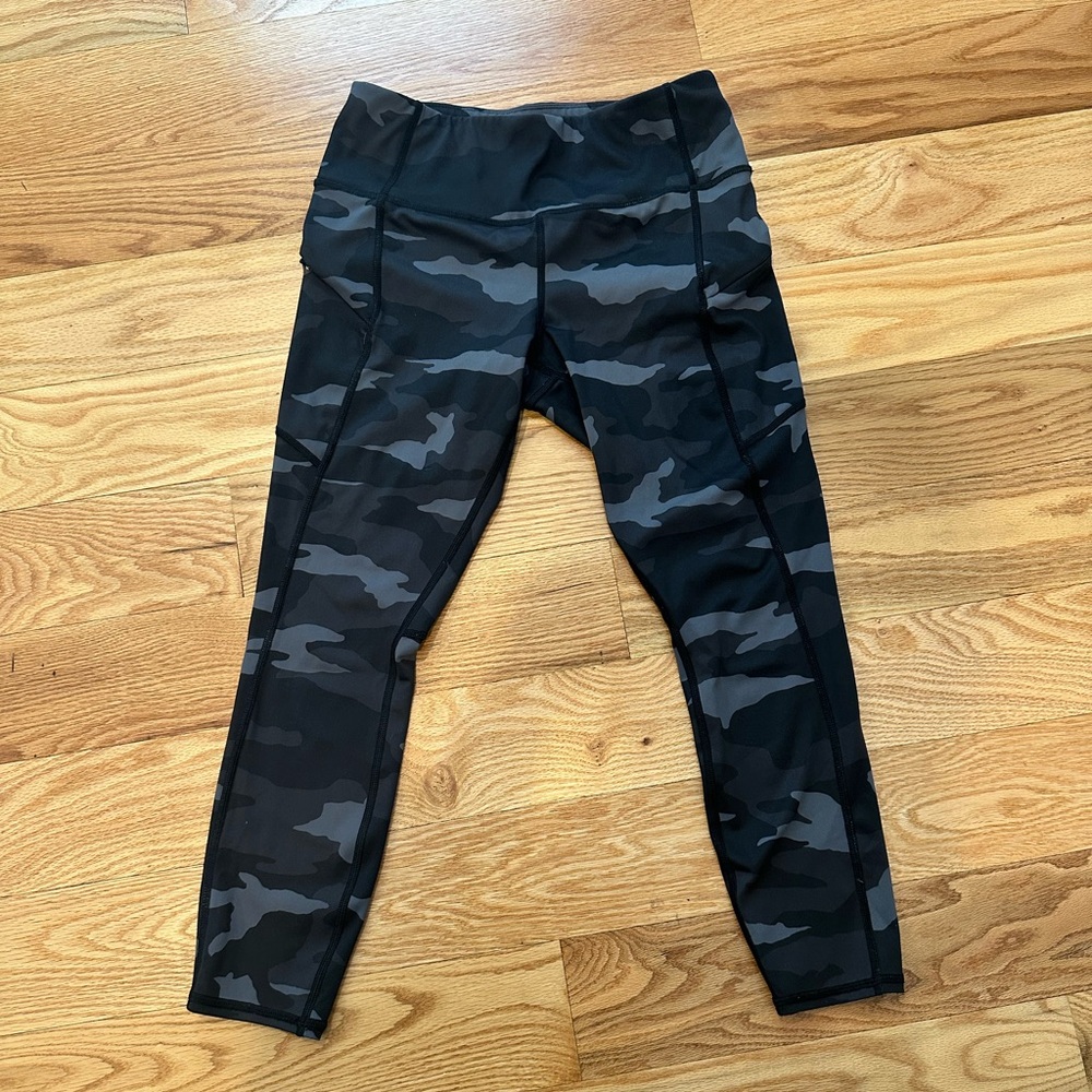Athleta Camo Contender 7/8 leggings women’s size small petite